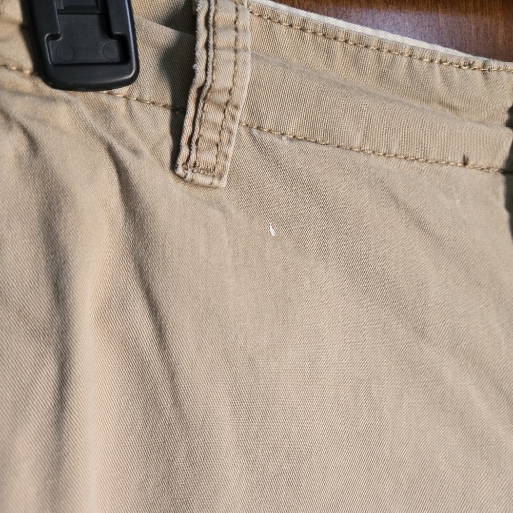Old Navy Men's Khaki Flat Front Shorts - Picture 4 of 7